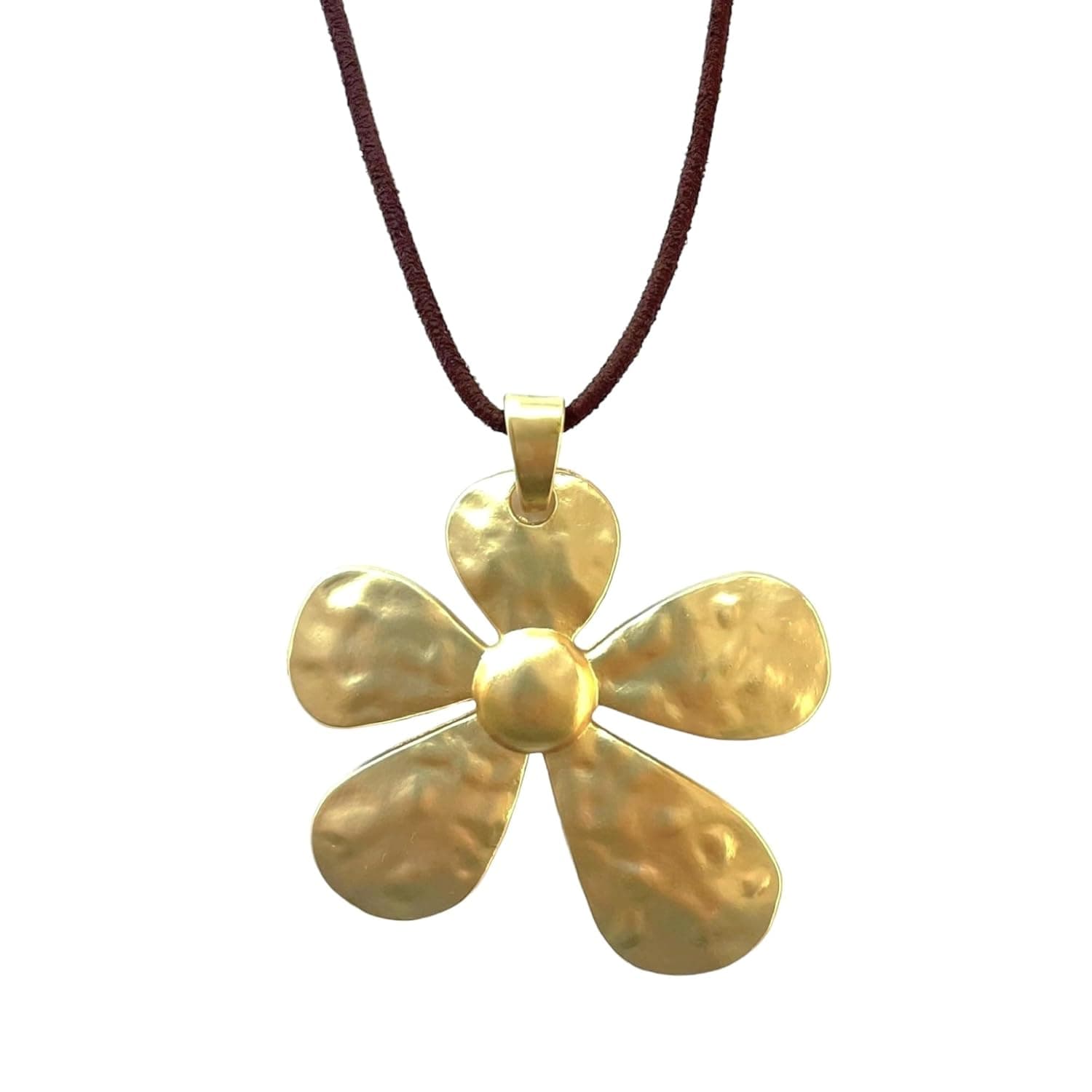 Colgante en forma de flor de metal martillado dorado colgado de un cordón de ante marrón