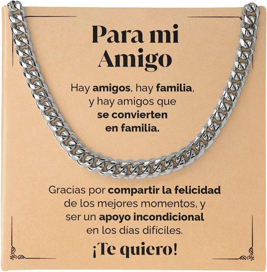 Cadena cubana plateada de acero inoxidable presentada sobre una tarjeta con el mensaje "Para mi amigo, hay amigos, hay familia, y hay amigos que se convierten en familia"