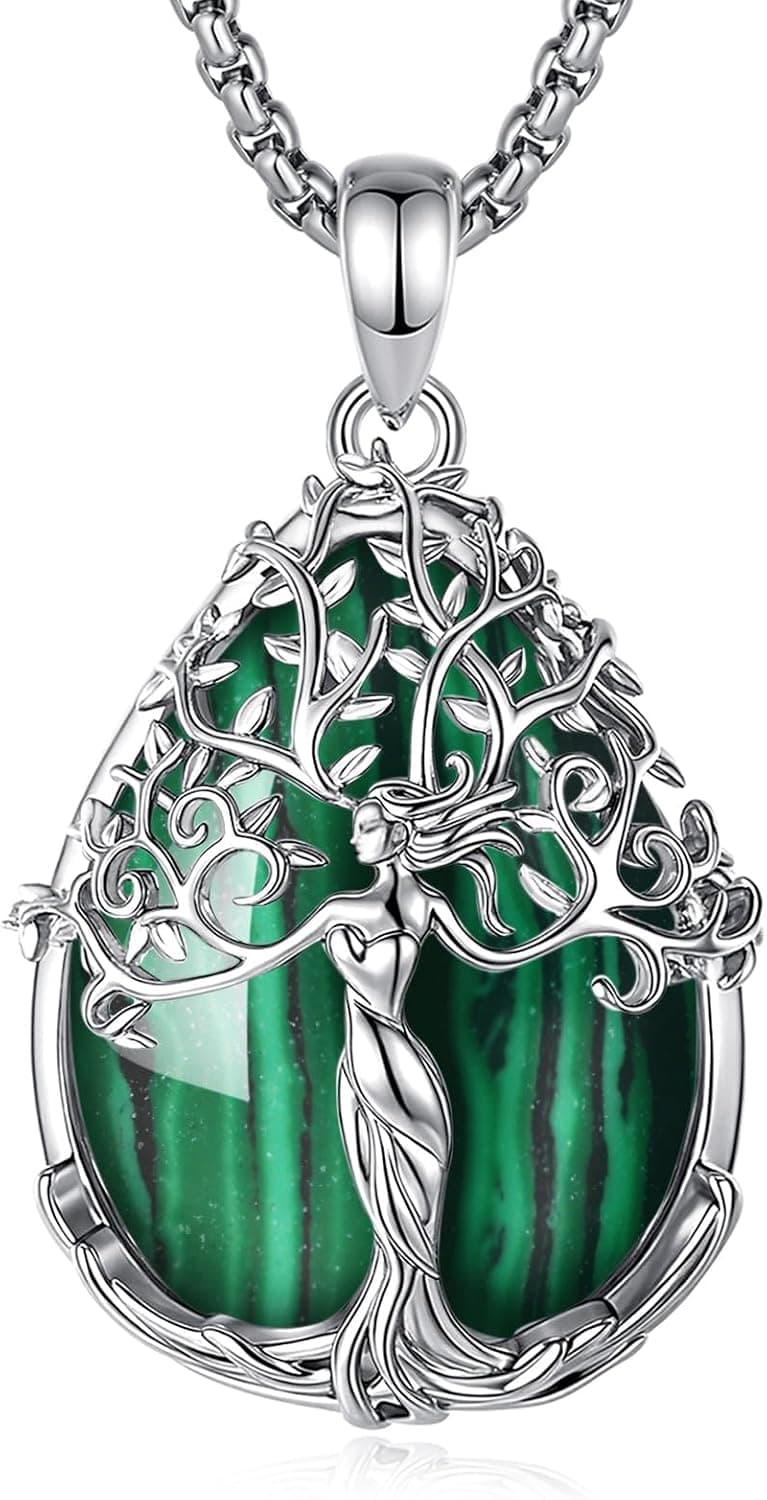 Colgante de árbol de la vida en plata con una piedra natural verde engastada en forma de gota, con su cadena