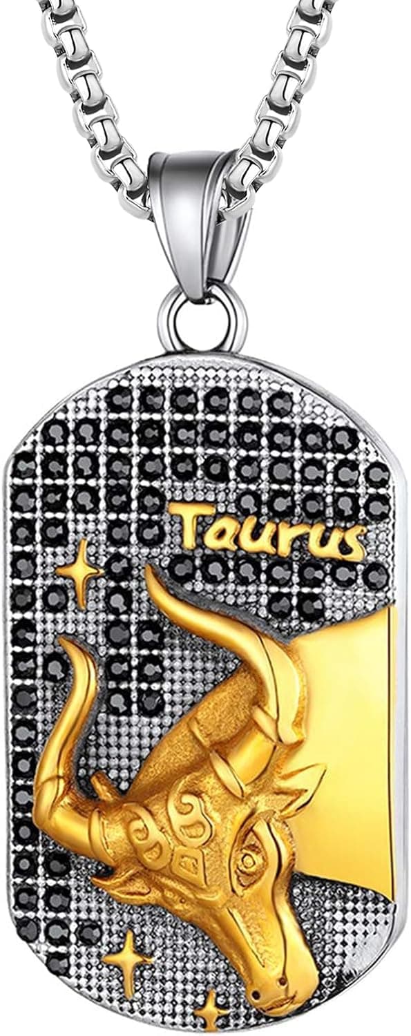 Colgante rectangular en plata y oro con la cabeza del toro de Tauro en relieve dorado, rodeada de circonitas negras, colgando de una cadena tipo caja