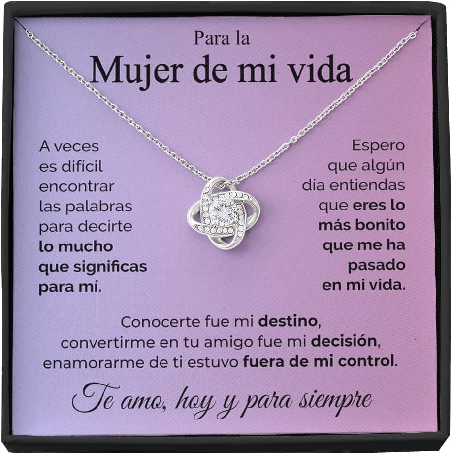Colgante de plata de ley con circonitas en forma de nudo, sobre una tarjeta con la dedicatoria Para la mujer de mi vida