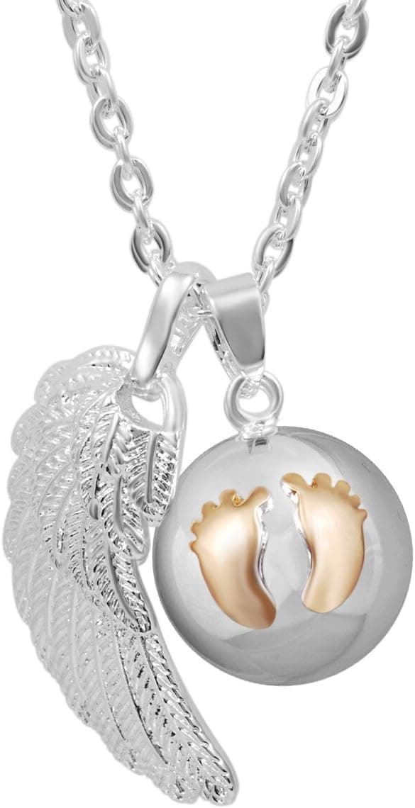Collar bañado en plata con dije de ala de ángel y huella pequeña, sobre fondo neutro