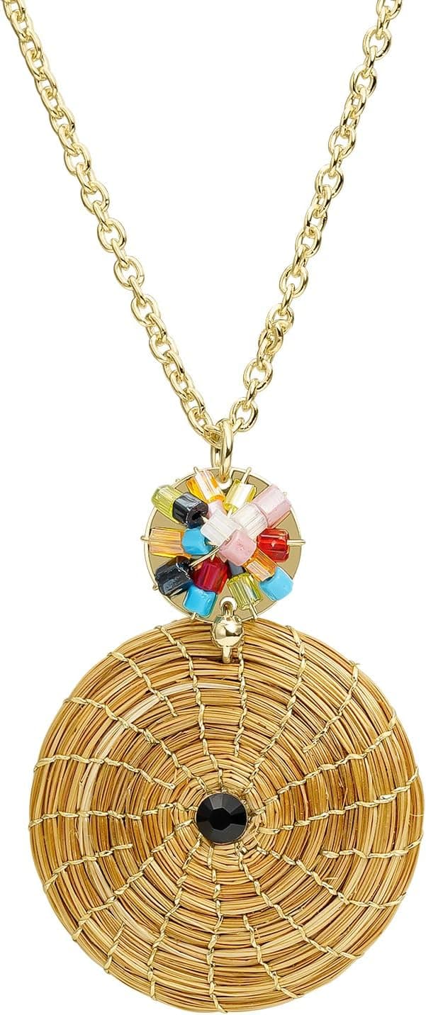 Collar con mandala tejida en fibra vegetal dorada y cristal negro central