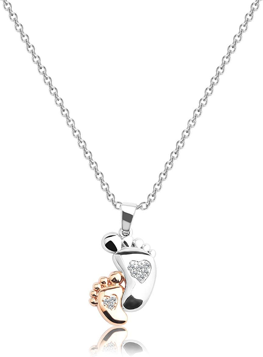 Colgante con dos huellas de pies de bebé, una en plata y otra en oro rosa, con un pequeño corazón de circonitas en cada una
