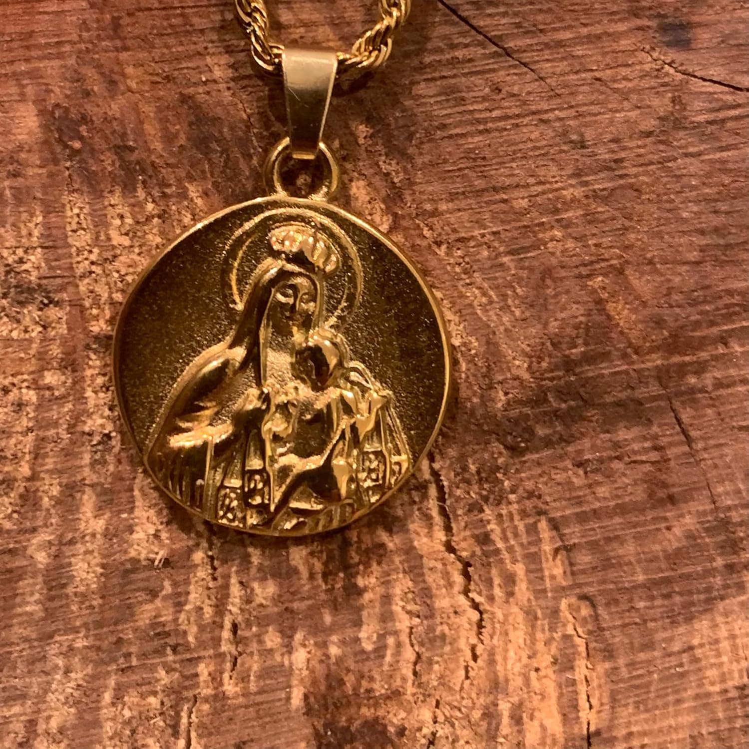 Detalle de la medalla sobre la cadena trenzada
