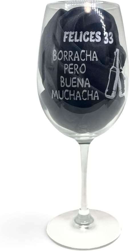 Detalle del grabado láser en la copa de vino personalizada