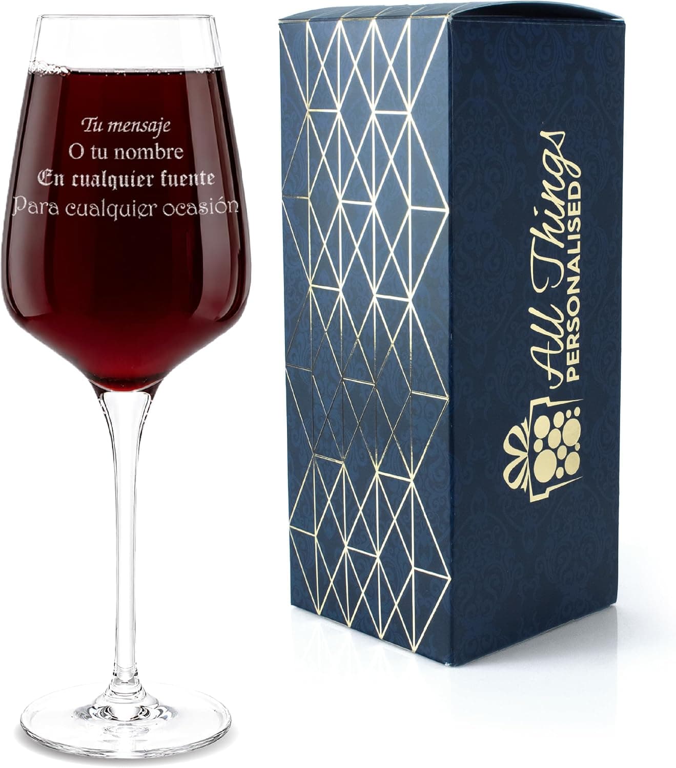 Copa de vino de cristal transparente con un nombre grabado con láser en la base de la copa