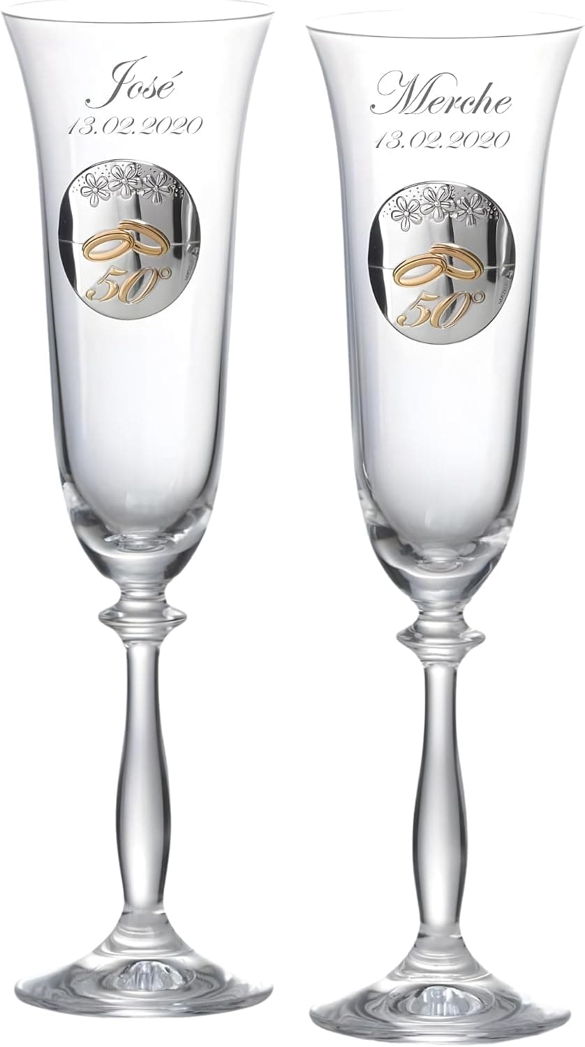 Dos copas de cristal grabadas con los nombres José y Merche, la fecha y un medallón con dos anillos y el número 50