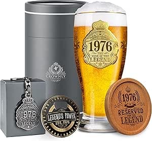 Copa de cerveza de cristal de 570 ml con el grabado "1976, edición limitada", junto a un abridor y un llavero
