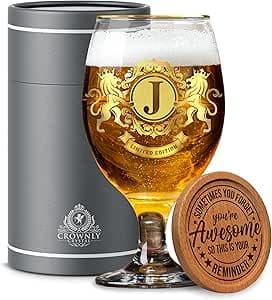 Copa de cerveza de cristal con la inicial "J" grabada, junto a su caja de regalo