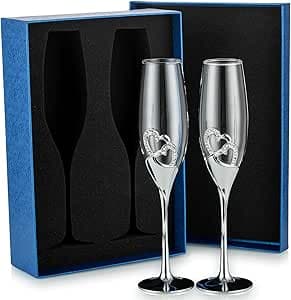 Dos copas de champán con base plateada en forma de corazón, dentro de su caja de regalo