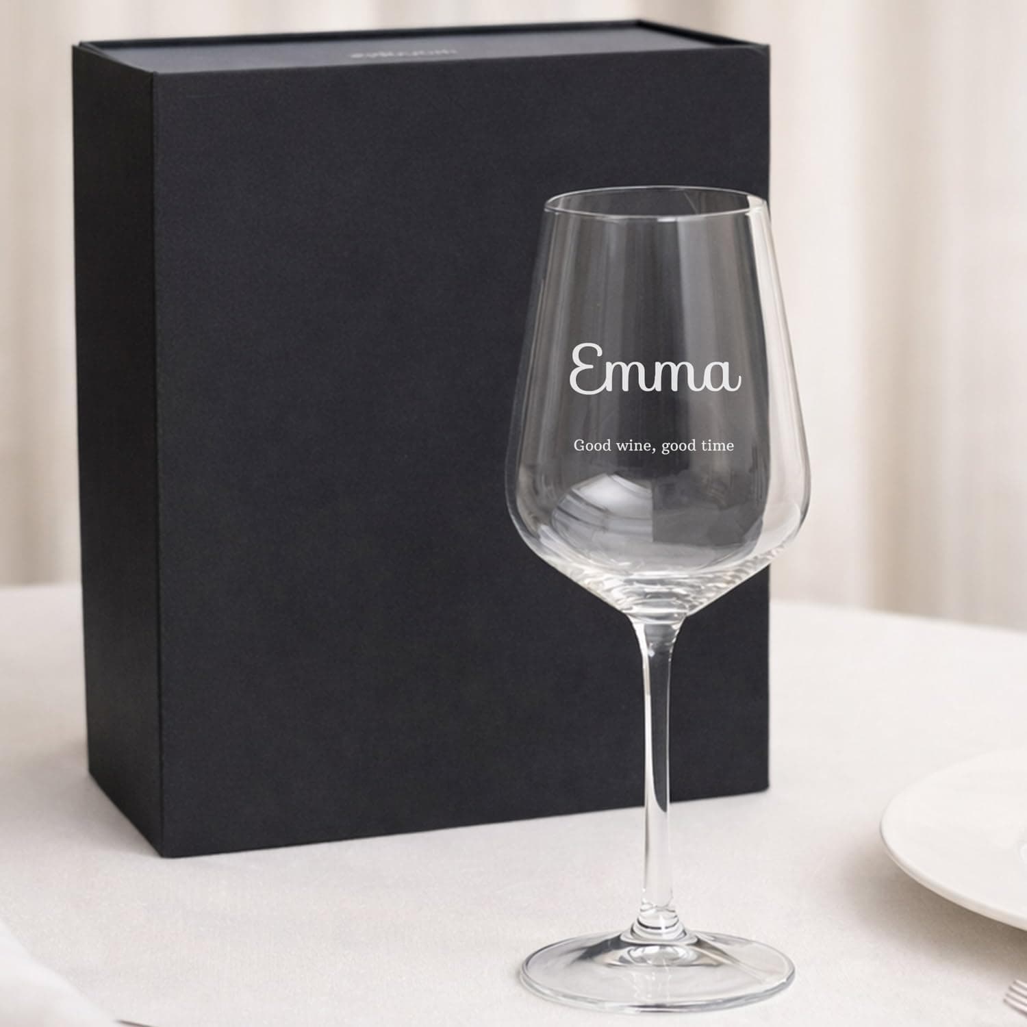 Las dos copas de cristal de Bohemia grabadas, presentadas en su estuche de regalo