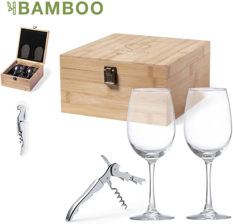 Composición con la caja de bambú cerrada y abierta, las dos copas y el sacacorchos de camarero