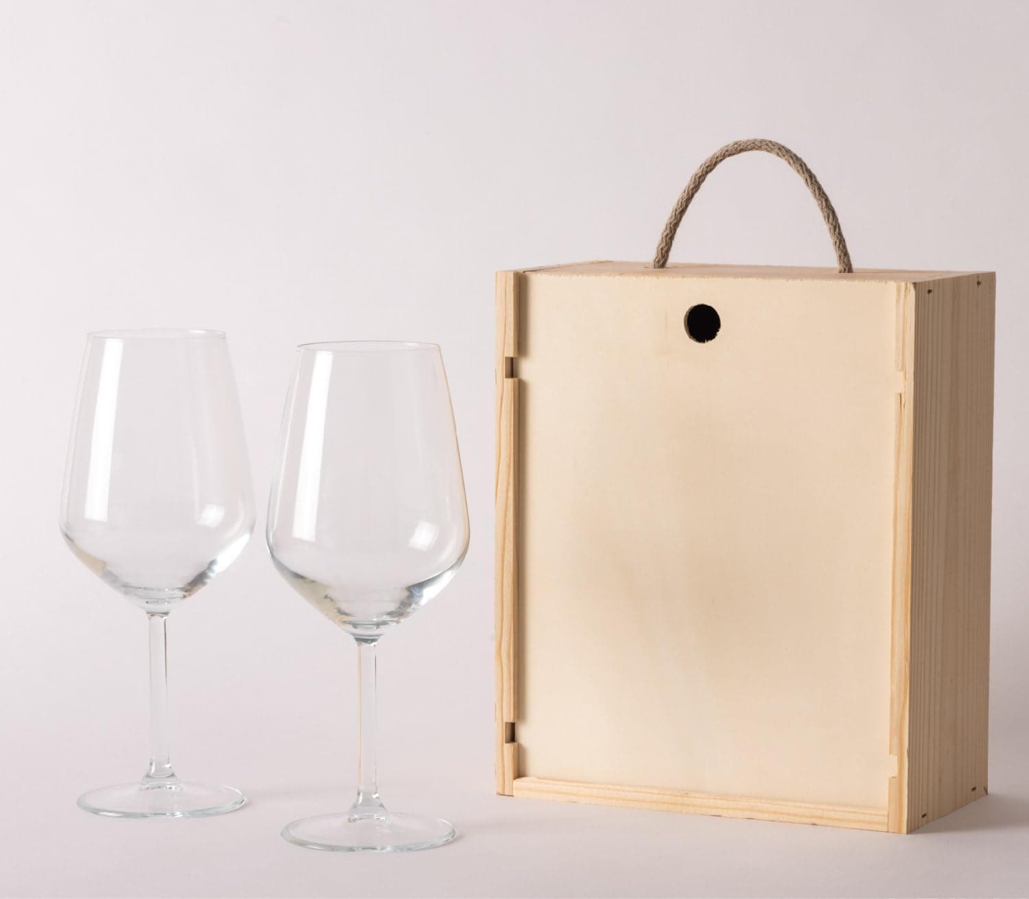Copas de vino grabadas de NANNUK, colocadas juntas