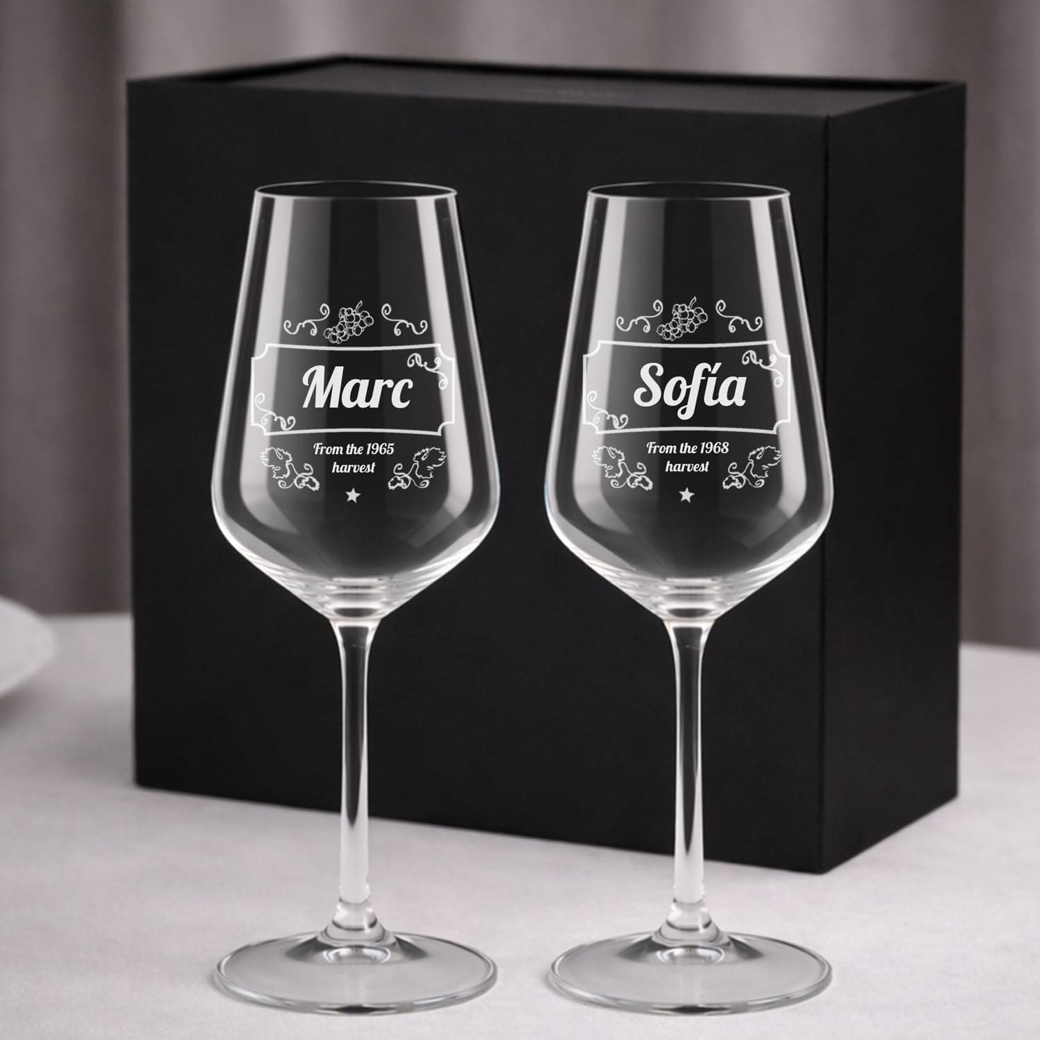 Dos copas de vino de cristal de Bohemia con grabado personalizado presentadas en su estuche de regalo