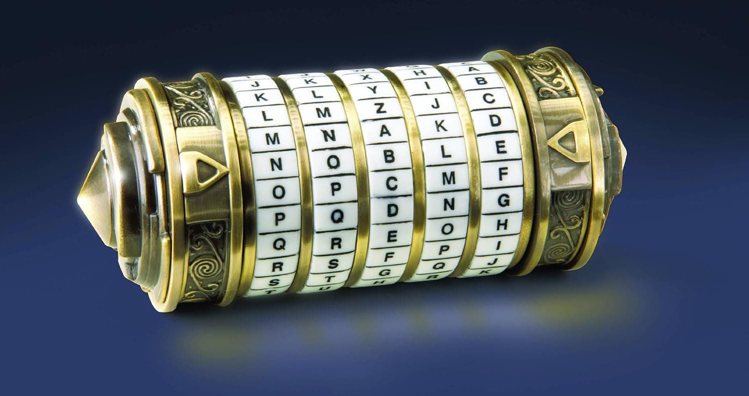 Cryptex cilíndrico en acabado plateado y gris con ruedas de letras, sobre fondo blanco