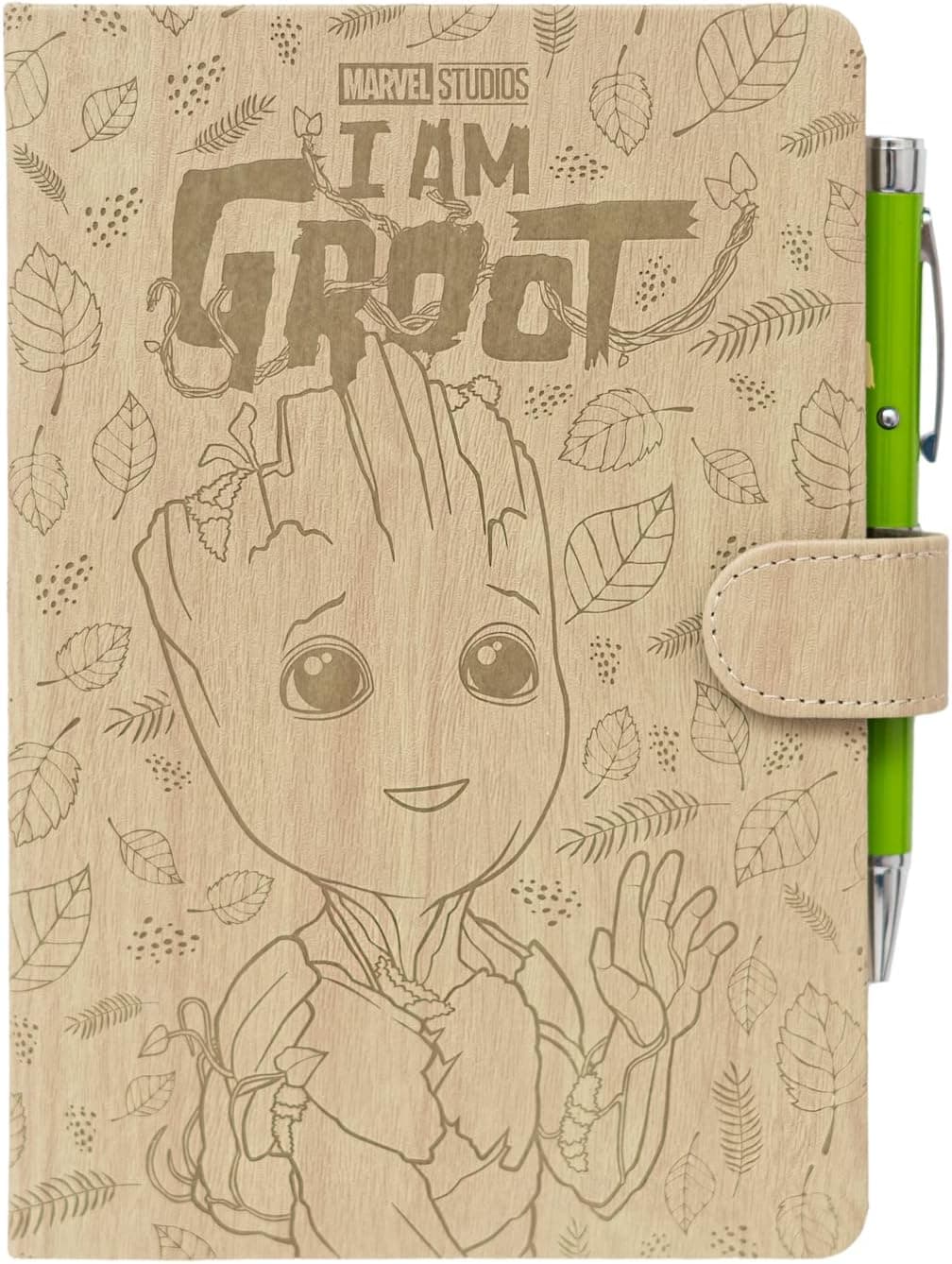 Cuaderno A5 con tapa de Groot, cerrado con la banda elástica y el bolígrafo a juego encima