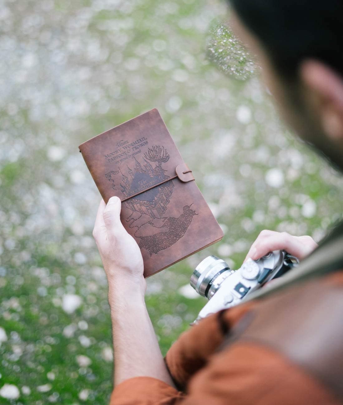 Alguien sostiene el cuaderno cerrado con su goma elástica, al aire libre