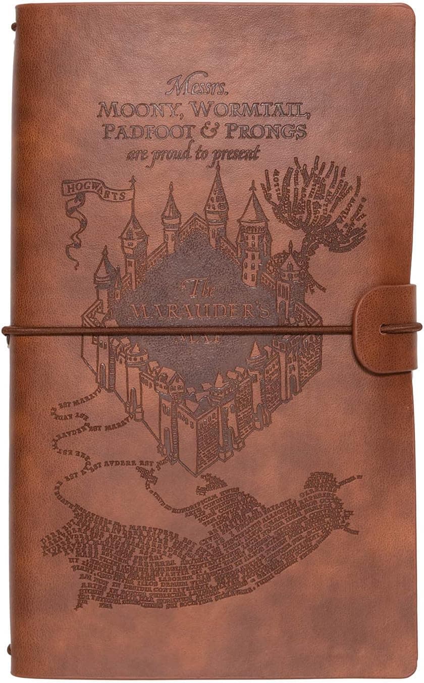 Cuaderno de cuero sintético marrón con el castillo de Hogwarts y el texto del mapa del merodeador grabados en la tapa