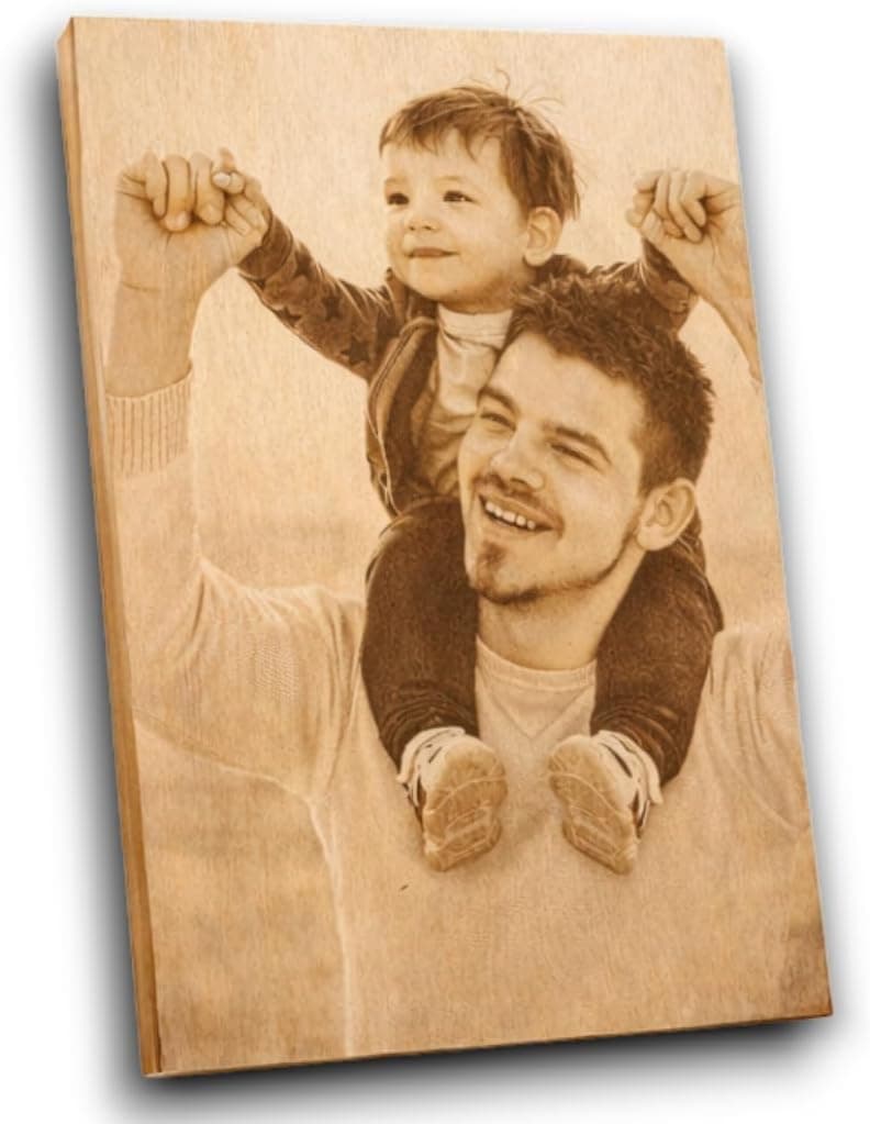 Cuadro de madera natural con una foto grabada y texto personalizado, listo para colgar