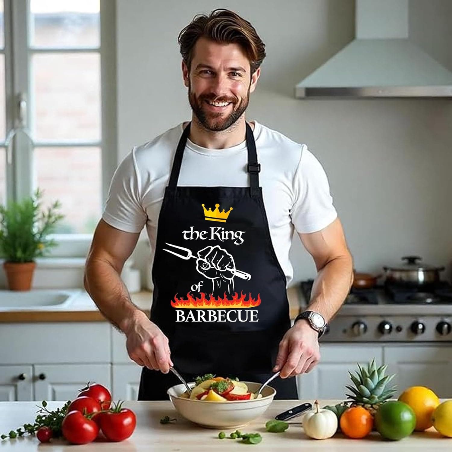El mismo delantal puesto en una cocina, mientras el hombre prepara una ensalada