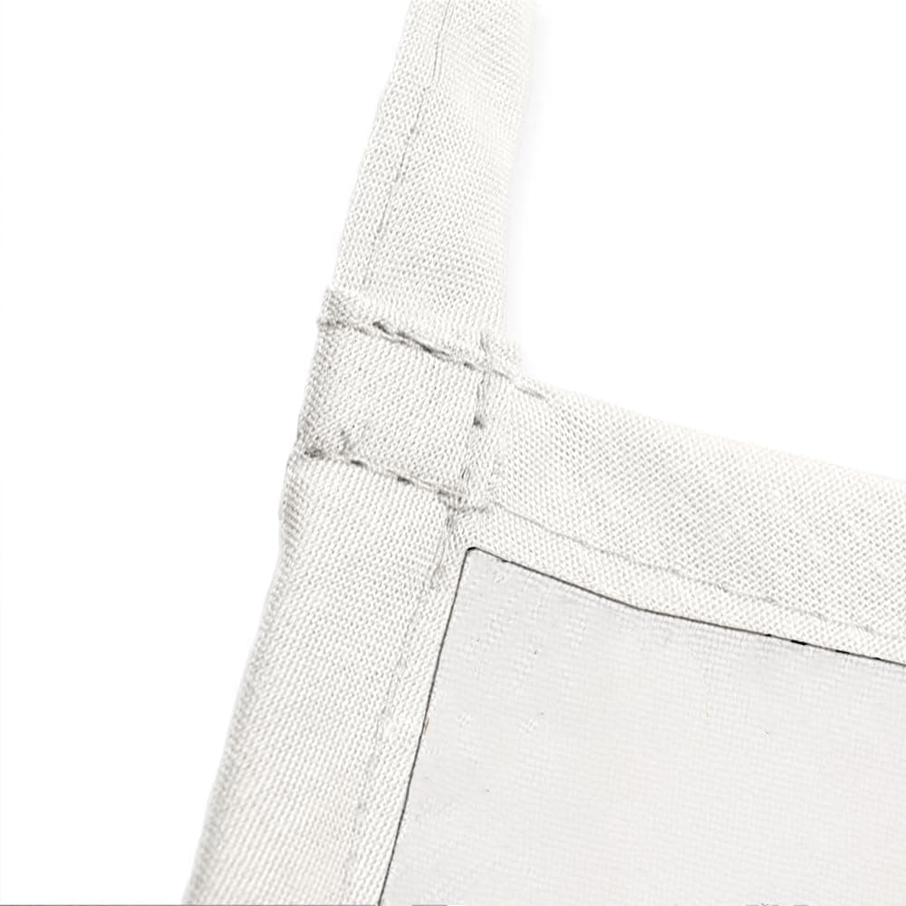 Detalle de la costura del tirante y el bolsillo del delantal blanco
