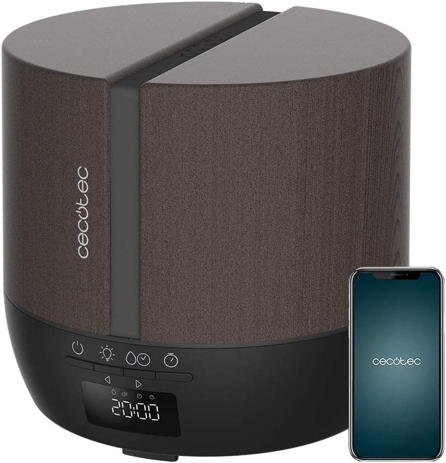 Difusor de aromas Cecotec PureAroma 550 en negro, con la pantalla LED encendida y vapor saliendo por arriba