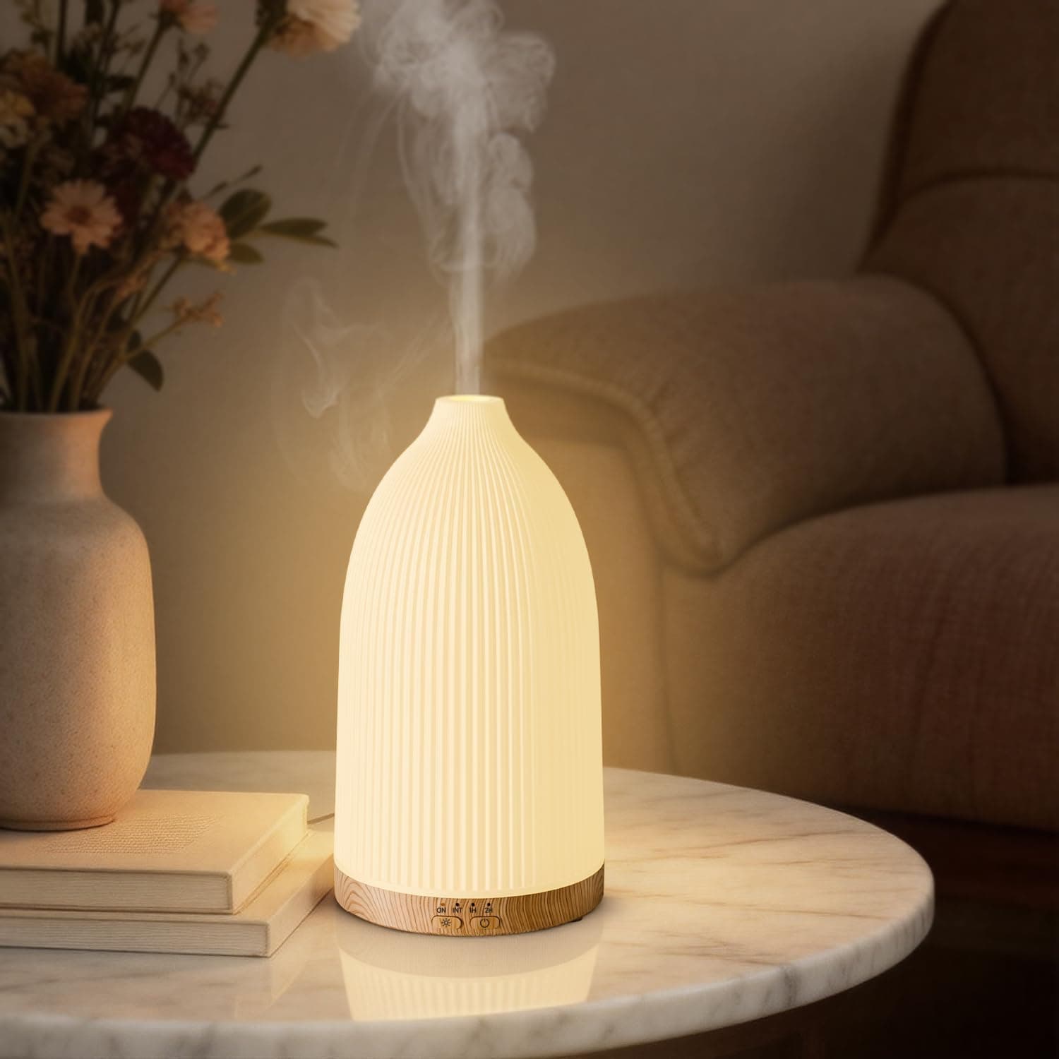 Difusor de aromas Salking con acabado en madera clara y luz LED encendida en la base