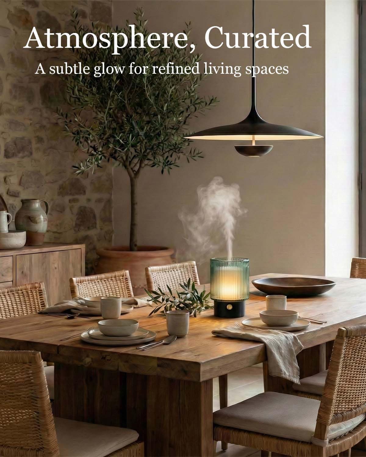 El difusor encendido sobre una mesa de comedor de madera con el vapor saliendo