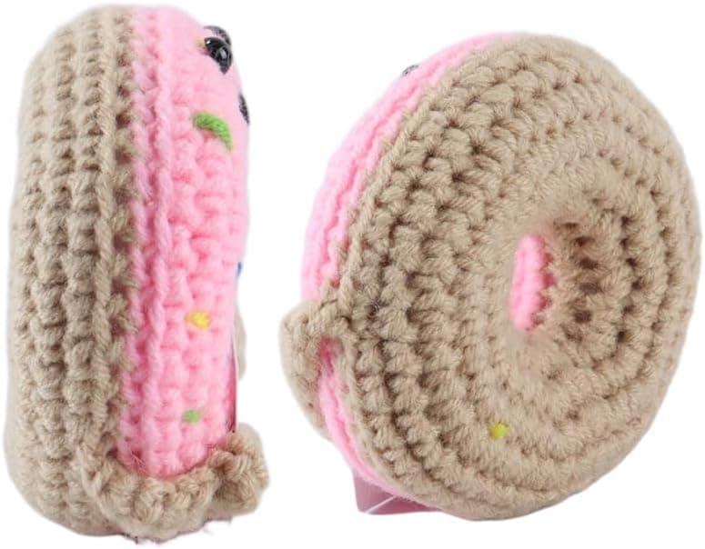 El donut de ganchillo visto de lado, mostrando el relleno de algodón y las virutas bordadas
