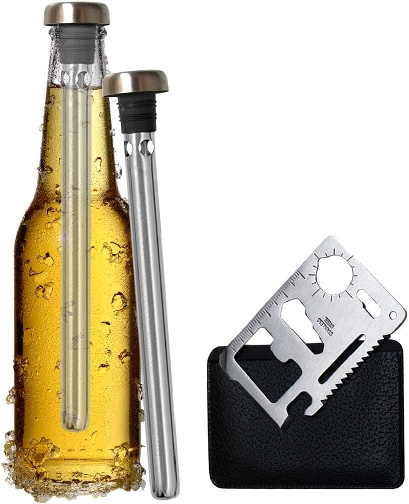 Una botella con el enfriador puesto sobre una mesa con regalos envueltos al fondo