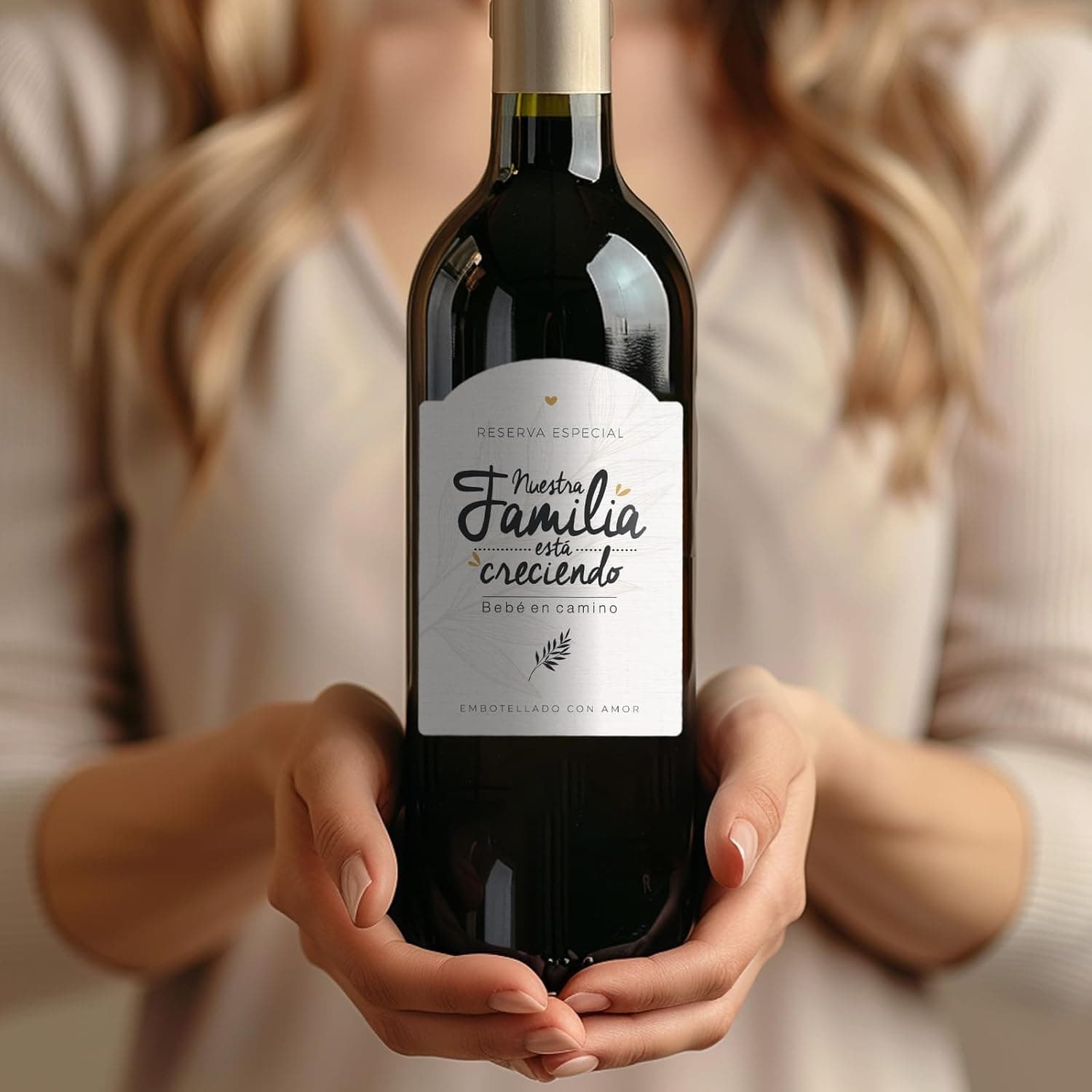 Detalle de la botella con la etiqueta pegada sobre el cristal oscuro