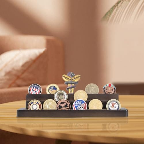 Expositor junto a una colección de monedas sueltas