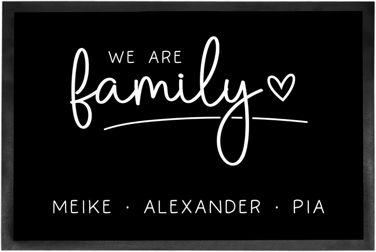 Felpudo negro con «We are family» en letra manuscrita blanca y los nombres Meike, Alexander y Pia debajo