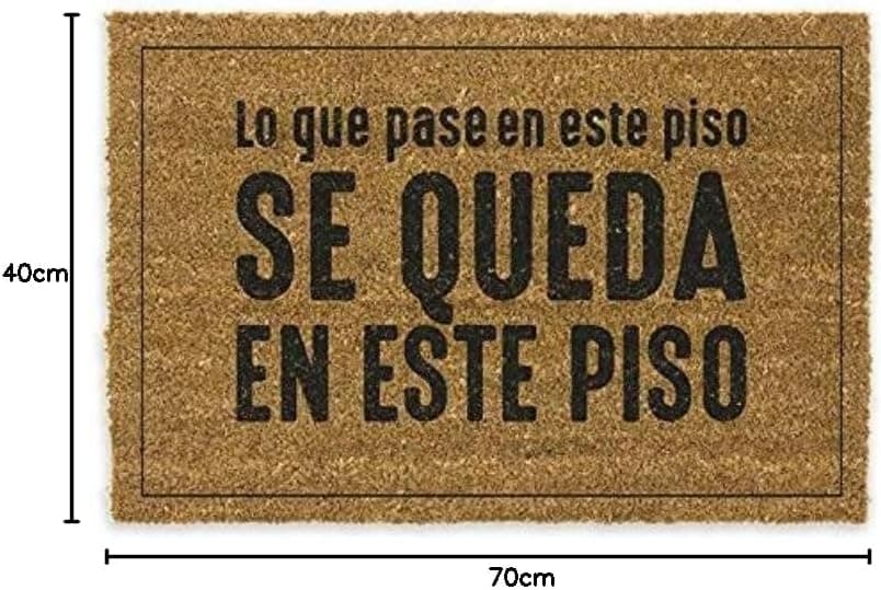 El felpudo de fibra de coco con el mensaje «lo que pasa en el piso» impreso en la entrada