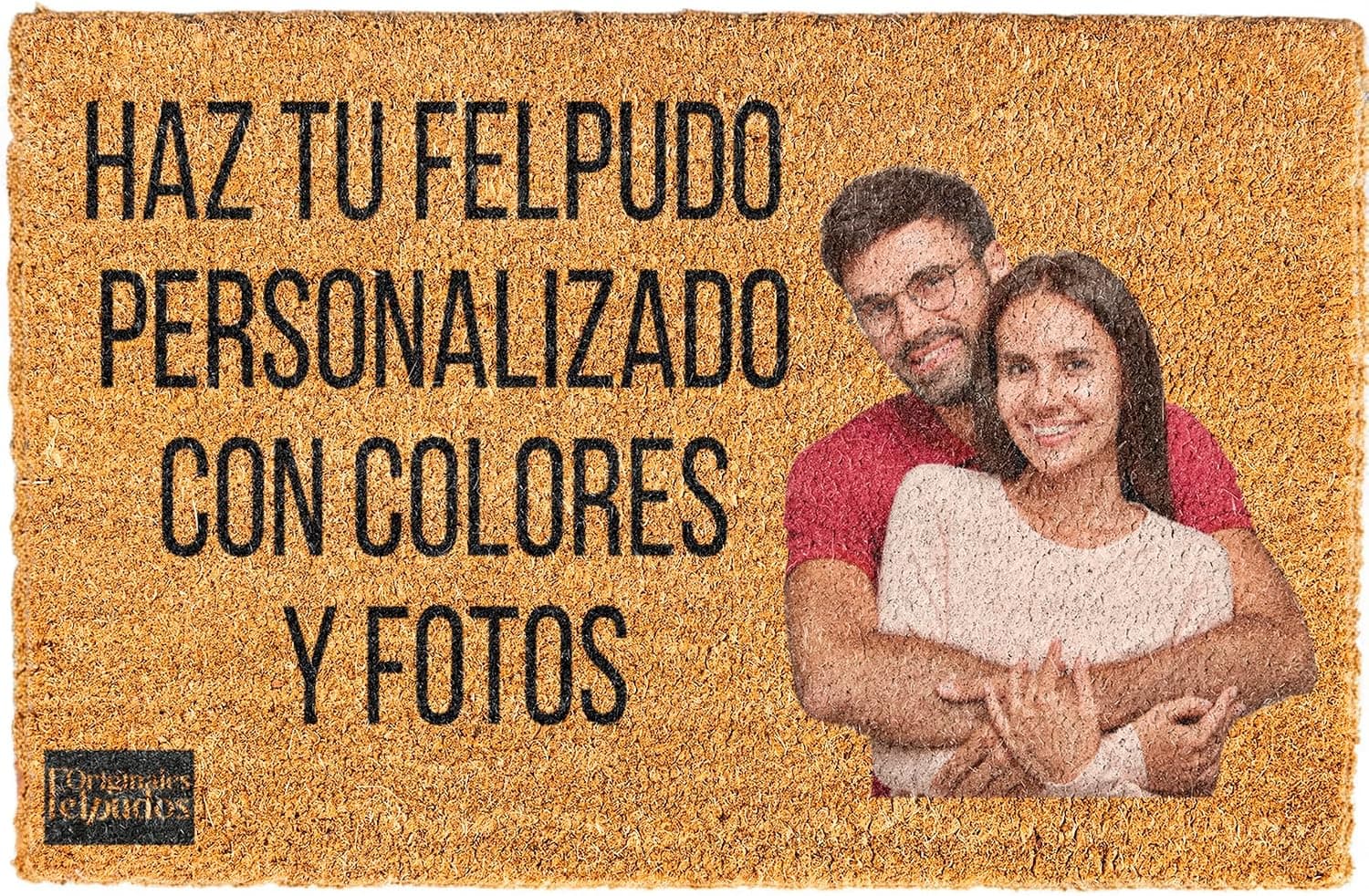 Felpudo de coco con la foto de una pareja abrazada impresa junto al texto «Haz tu felpudo personalizado con colores y fotos»