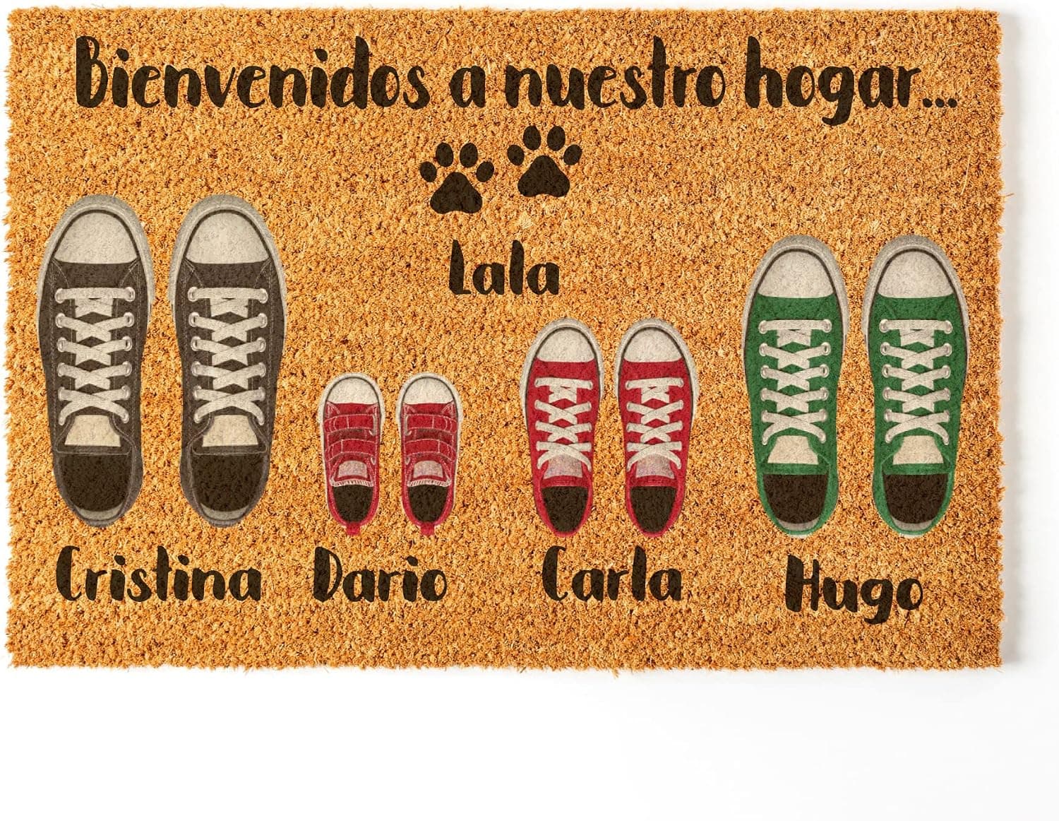 Felpudo de coco con «Bienvenidos a nuestro hogar» y unas zapatillas de cada tamaño con los nombres Cristina, Dario, Carla y Hugo, y las huellas de la mascota Lala