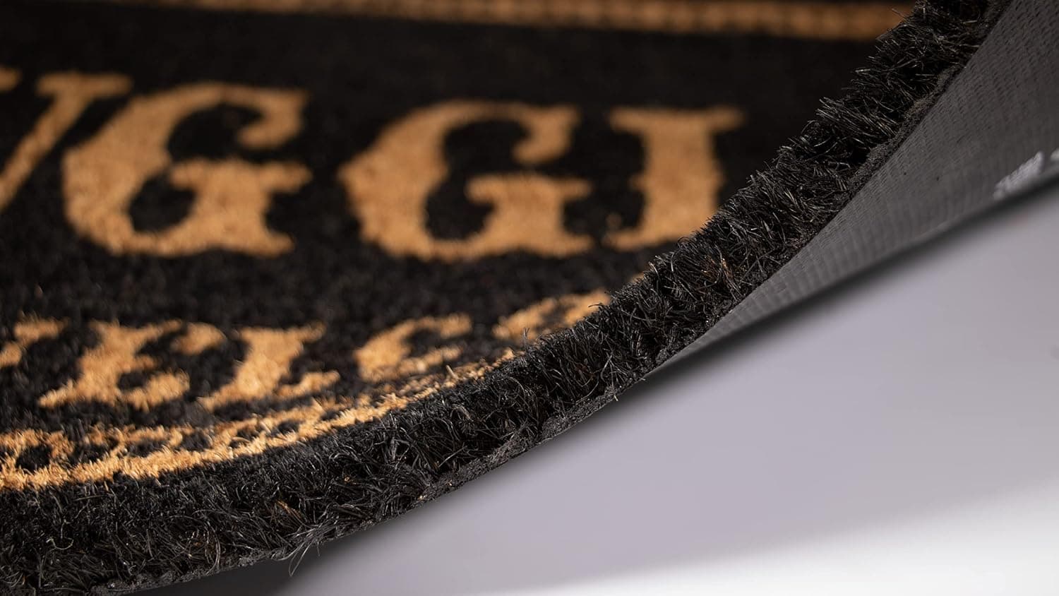Detalle de las cerdas de fibra de coco y del reverso de vinilo negro