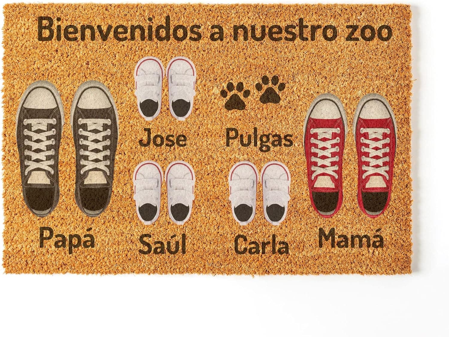 El felpudo de fibra de coco con los nombres de la familia y la silueta del perro impresos en la entrada