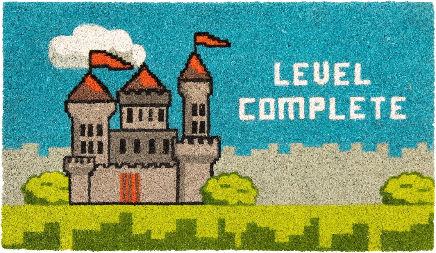 Felpudo de coco con un castillo en estilo pixel art sobre fondo azul y césped verde, con el texto «Level complete»