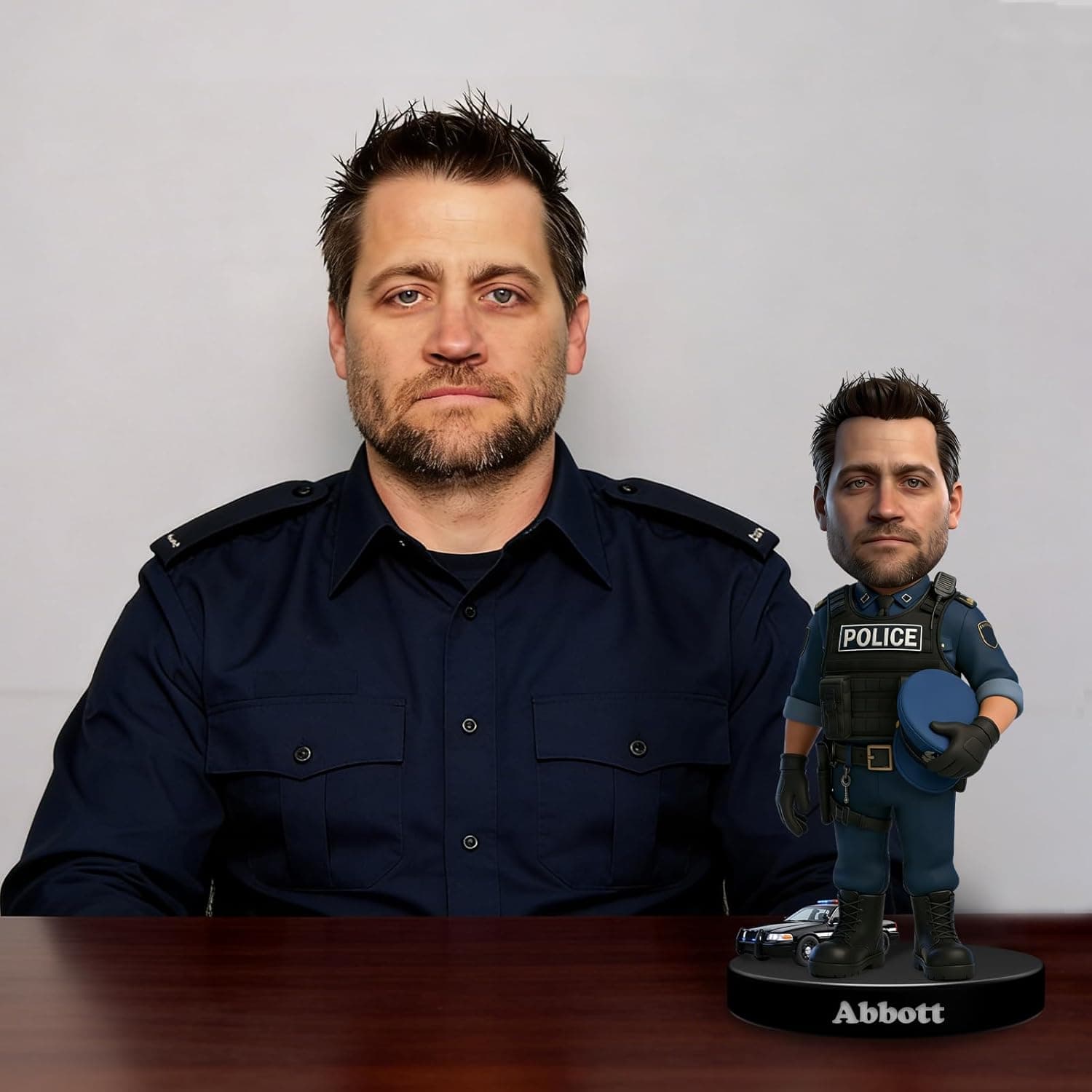 La figurina de pie sobre un escritorio