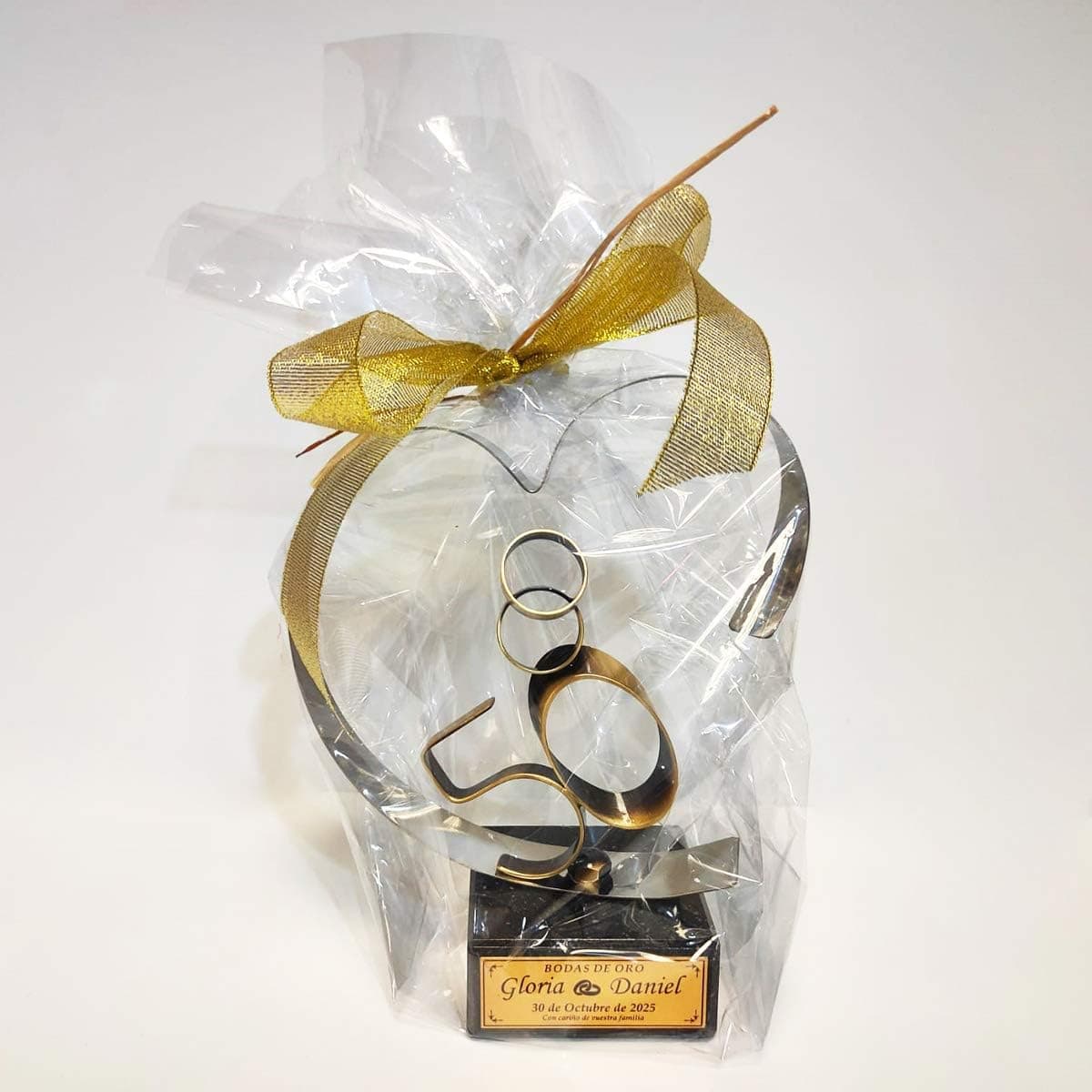 Figura decorativa en forma de corazón sobre base de mármol, con placa dorada grabada