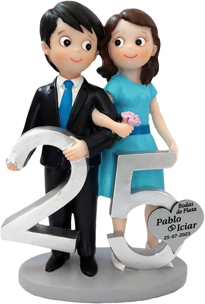 Figura de novios con placa grabada con nombres y la fecha del aniversario