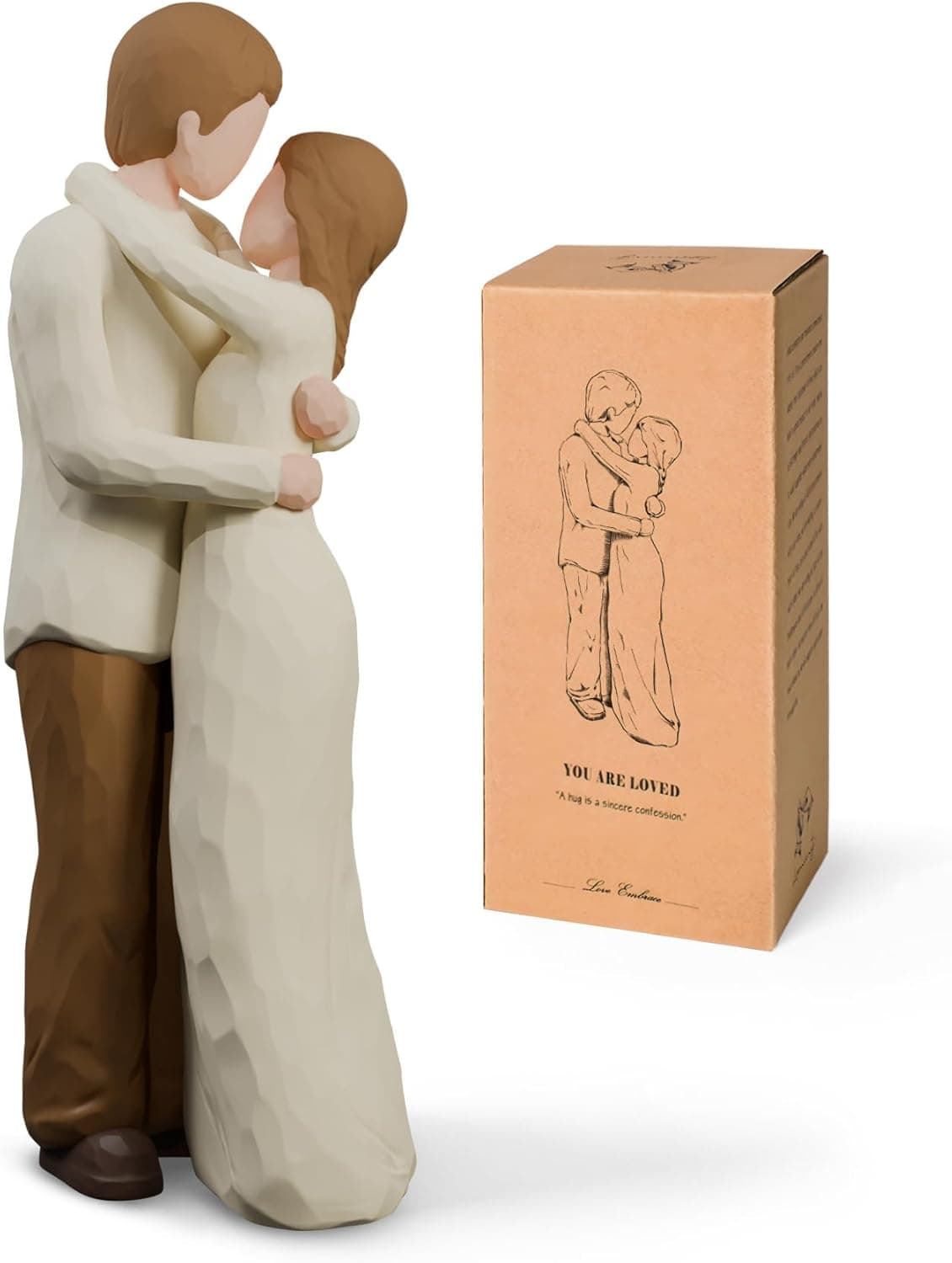 Escultura de resina de una pareja abrazada, pintada a mano