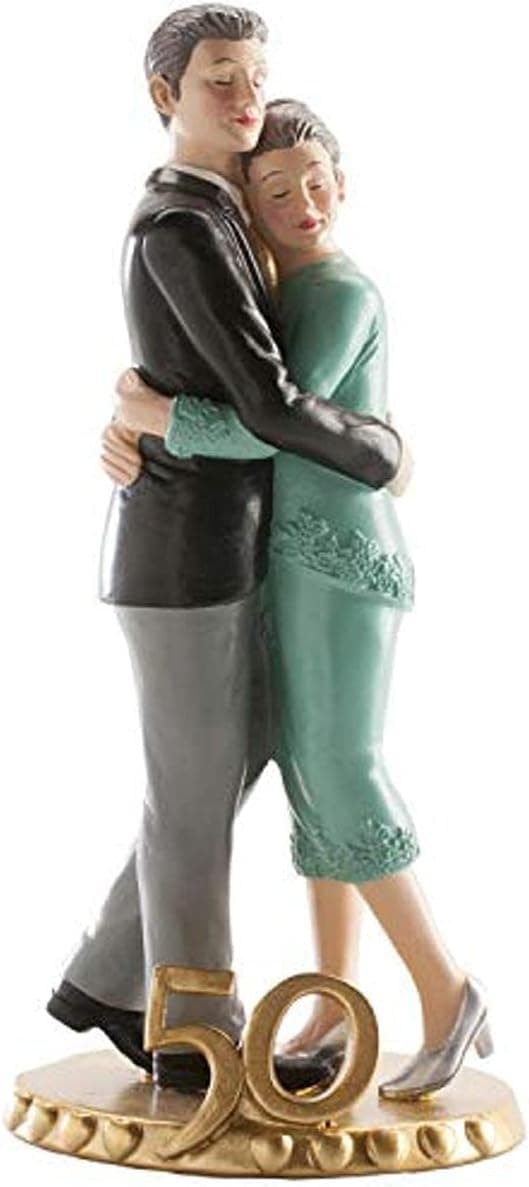 Figura de resina de una pareja abrazada junto al número 50, pensada para colocar sobre una tarta