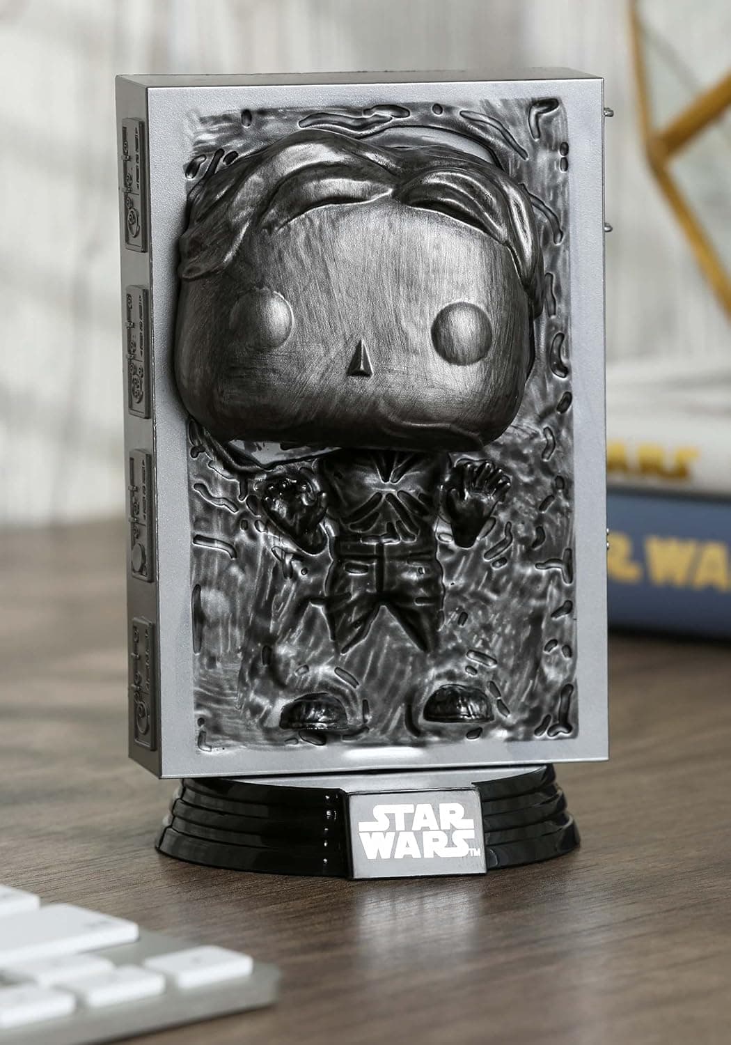 El bloque de carbonita visto de frente, con la silueta de Han Solo en relieve y los paneles laterales