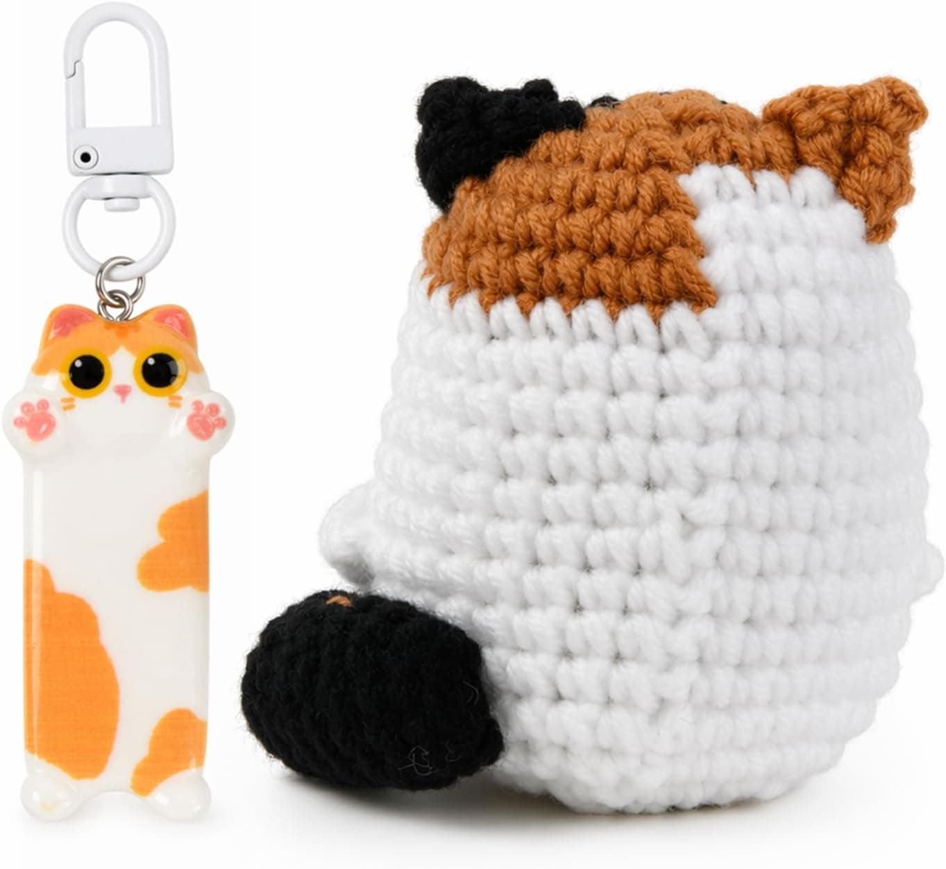 Detalle del gato de ganchillo y el llavero de gato naranja