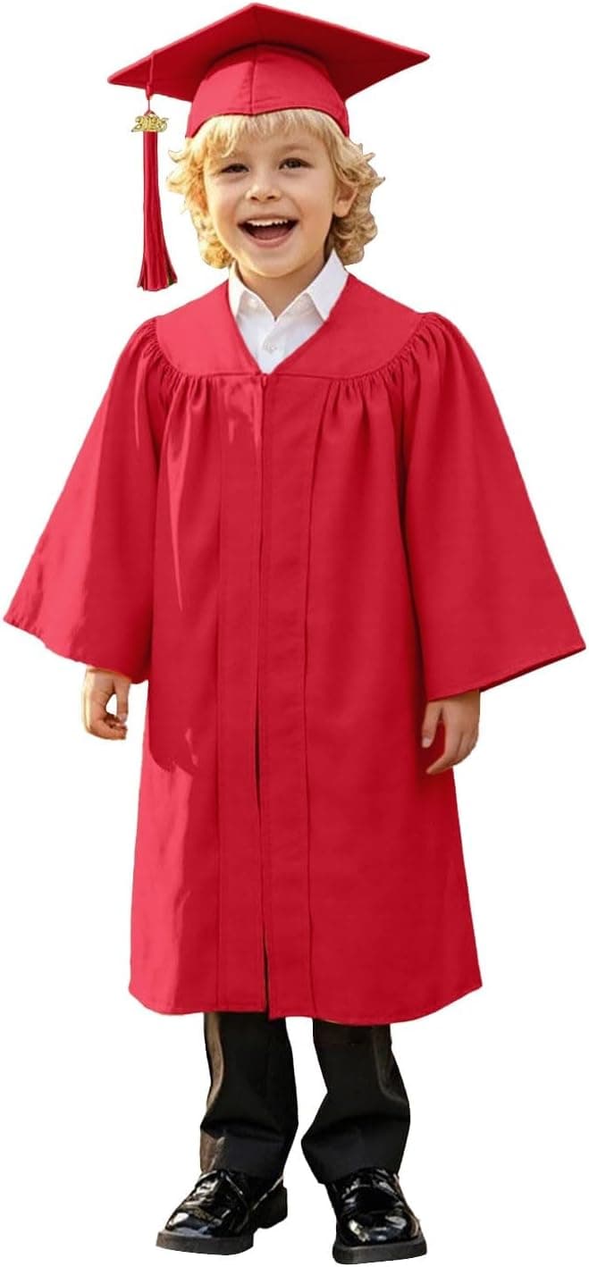 Niño vestido con toga y birrete de graduación con borla, para la ceremonia de fin de infantil