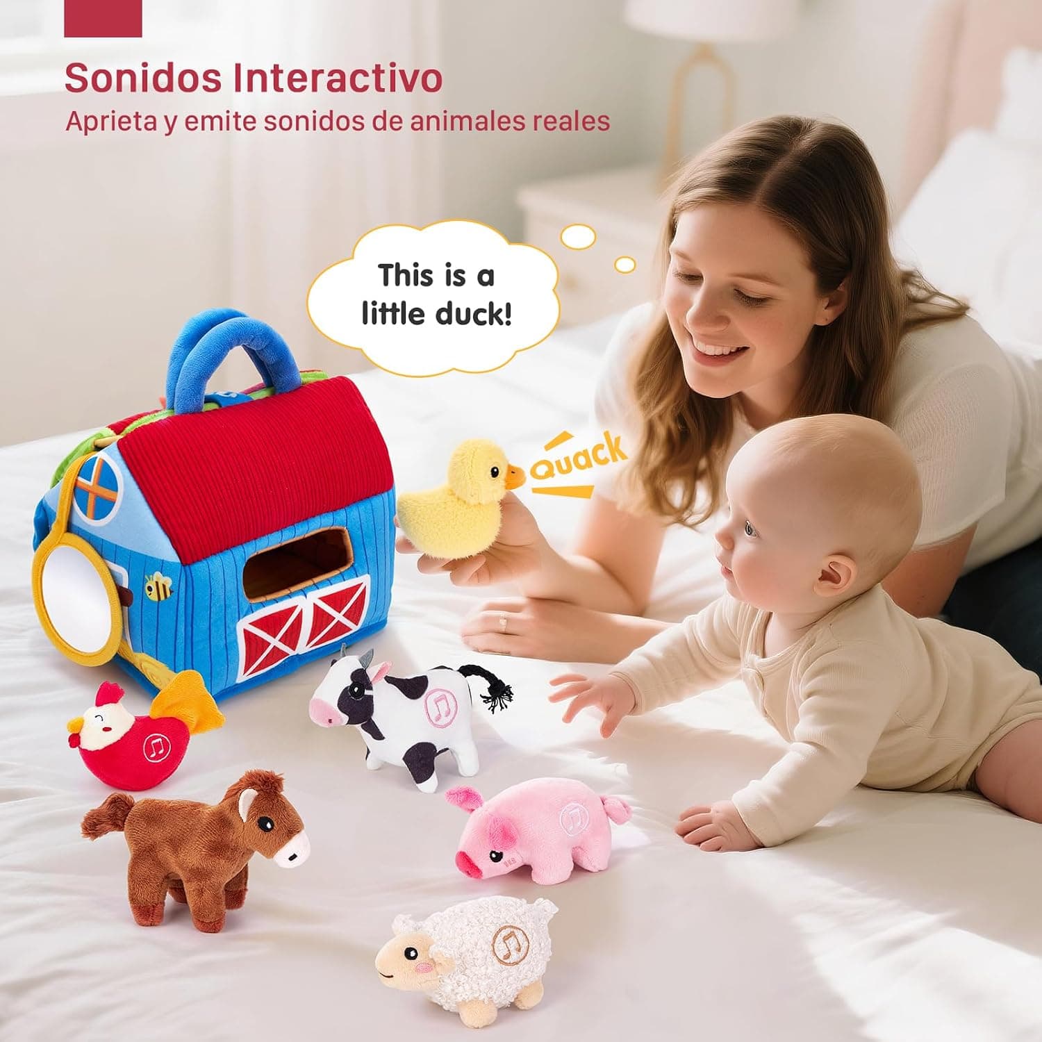 El granero de peluche con los seis animales delante —vaca, caballo, cerdo, oveja, pollito y gallina— y un niño pequeño al fondo