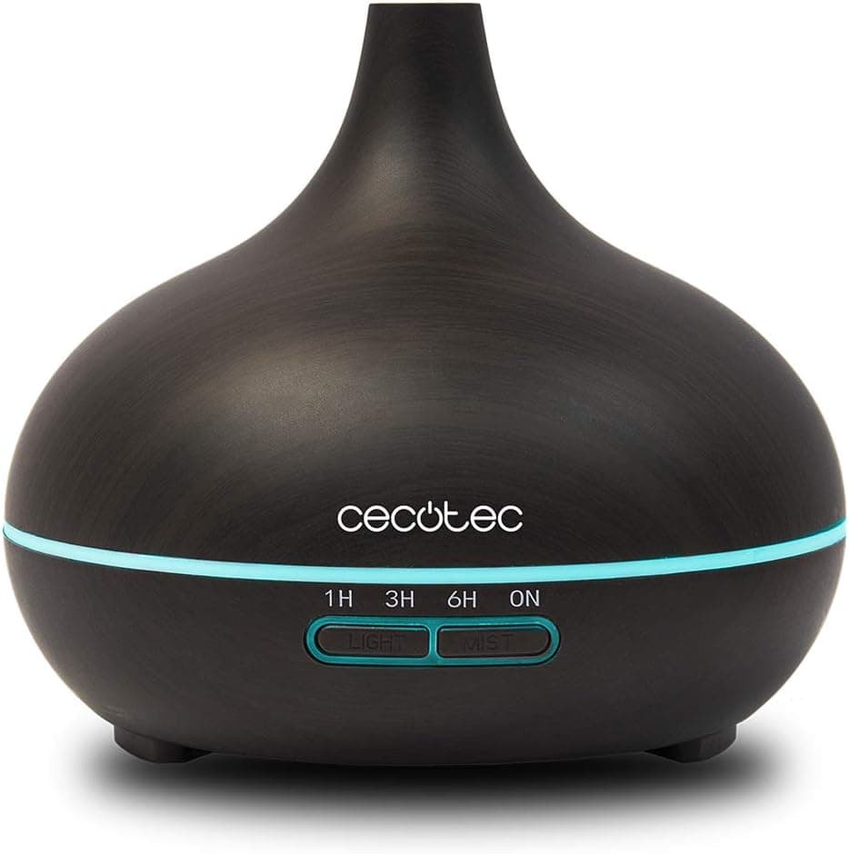Humidificador Cecotec de madera oscura con vapor saliendo por la parte superior y luz LED encendida